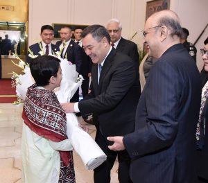 A bouquet being presented to the President of the Kyrgyz Republic, Sadyr Zhaparov, upon his arrival at Aiwan-e-Sadr.
