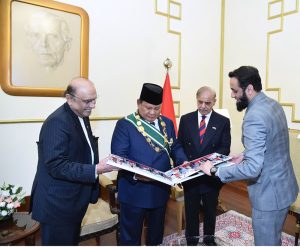 Federal Minister for Information and Broadcasting, Attaullah Tarar presenting a photo album to Indonesian President Prabowo Subianto, in the presence of President Asif Ali Zardari and Prime Minister Muhammad Shehbaz Sharif at Aiwan-e-Sadr.