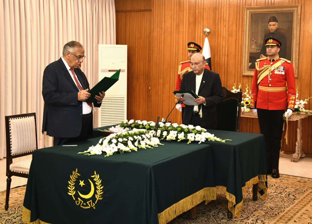 President Zardari administers oath to FTO