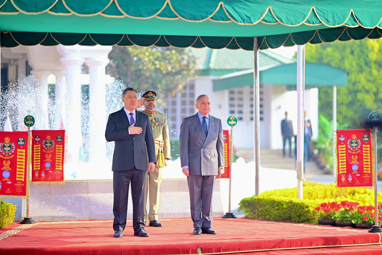 Kyrgyz President Zhaparov accorded guard of honour at PM House