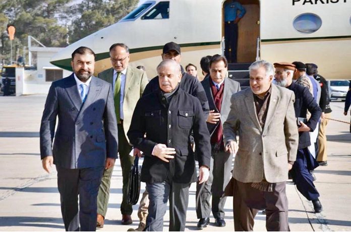 Chief Minister Balochistan Mir Sarfaraz Ahmad Bugti welcomes Prime Minister Muhammad Shehbaz Sharif at Quetta Airport