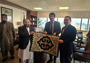 Ambassador of the Kyrgyzstan Republic to Pakistan, H.E. Kylychbek Sultan, presented a beautifully hand-crafted Kyrgyz carpet to Federal Minister for National Heritage and Culture Division Aurangzeb Khan Khichi.