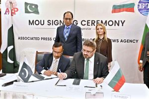 Managing Director Associated Press of Pakistan (APP) Muhammad Asim Khichi and Director General of Bulgarian News Agency (BTA) Kiril Valchev ink the Memorandum of Understanding on news cooperation on behalf of their respective news agencies. Secretary for Information and Broadcasting Ashfaq Khalil and Ambassador of Bulgaria Irena Gancheva witness the signing of the document.