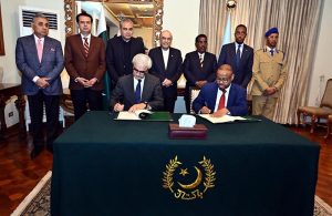 President Asif Ali Zardari; Mr Ali Yousuf, Minister of Interior of Somalia; Mr Mohsin Raza Naqvi, Federal Minister for Interior and Narcotics Control and Mr Talal Chaudhry, Minister of State for Interior and Narcotics Control, witness the signing of the agreement abolishing visa requirements for diplomatic passport holders at Aiwan-e-Sadr