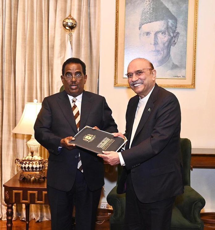 Mr Ali Yousuf, Minister of Interior of Somalia, handing over a letter from the President of Somalia to President Asif Ali Zardari, at Aiwan-e-Sadr