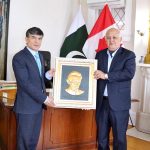 High Commissioner Muhammad Saleem receiving the medallion portrait of Quaid-e-Azam from renowned artist Khalil Najmi