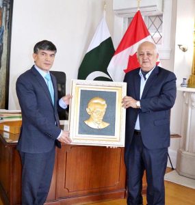 High Commissioner Muhammad Saleem receiving the medallion portrait of Quaid-e-Azam from renowned artist Khalil Najmi