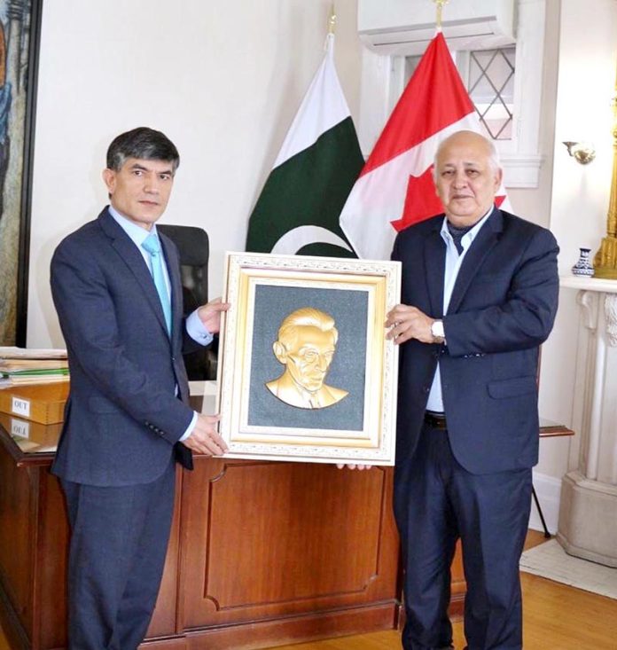 High Commissioner Muhammad Saleem receiving the medallion portrait of Quaid-e-Azam from renowned artist Khalil Najmi