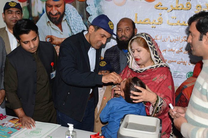 Deputy Commissioner Muhammad Noman Sadiq administers polio drops to a child during the inauguration of the three-day anti-polio campaign at Shahbaz Sharif Hospital