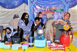 Women visits and observe traditional Saraiki dishes displayed on food stall during Saraiki Culture Day celebrations at the Tea House.