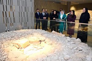 First Lady Bibi Aseefa Bhutto Zardari visits the Bahrain National Museum and observes models and exhibits depicting the Kingdom’s 6,000-year history, traditional customs, handicrafts, maritime heritage and pearling legacy.
