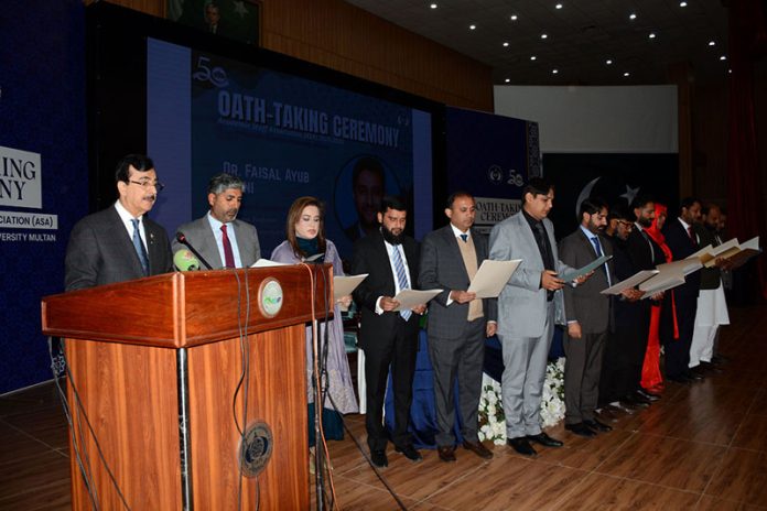 Chairman Senate Syed Yousaf Raza Gillani administers the oath to the newly elected body of the Academic Staff Association at Bahauddin Zakariya University
