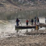 Fishermen catch fish using net at Pinyari Canal