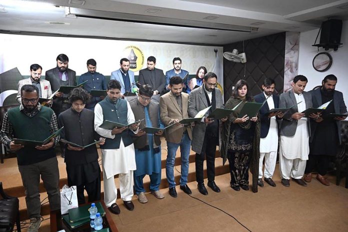 Federal Minister for Information and Broadcasting, Attaullah Taking oath to the PFUCC members during the oath taking ceremony to the Pakistan Federal Union of Columnist and Creators (PFUCC) at Maulana Zafar Ali Khan Foundation