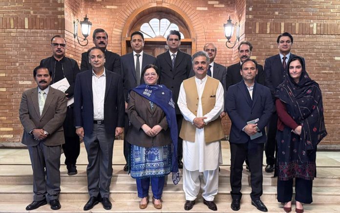 Hon'ble Chief Justice of Pakistan in a group photo with the participants of the meeting to review judicial infrastructure and public facilitation initiatives in Lahore