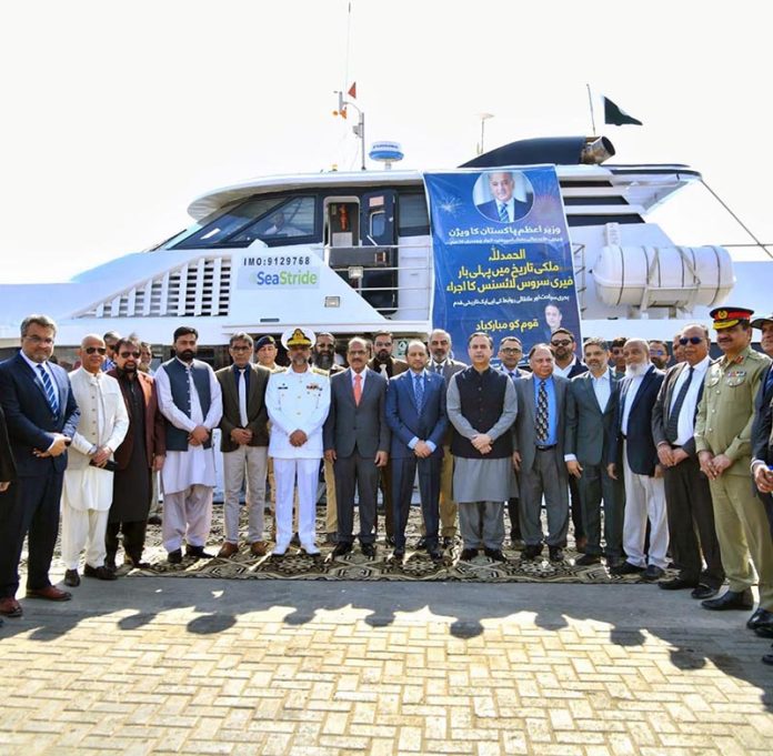 Federal Minister for Maritime Affairs, Muhammad Junaid Anwar Chaudhry, poses for a group photo after inaugurating the ferry terminal at Karachi Port