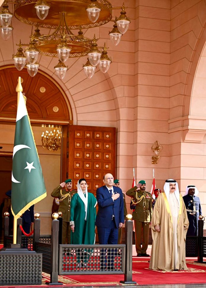 President Asif Ali Zardari and First Lady Bibi Aseefa Bhutto Zardari receiving the guard of honour at Al-Qudaibiya Palace