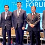 Chairman Senate of Pakistan, Syed Yousaf Raza Gilani, poses for a group photo with participants of the Global Muslim Business Forum (GMBF).