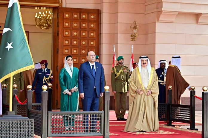 President Asif Ali Zardari and First Lady Bibi Aseefa Bhutto Zardari receiving the guard of honour at Al-Qudaibiya Palace