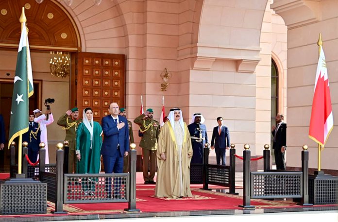 President Asif Ali Zardari and First Lady Bibi Aseefa Bhutto Zardari receiving the guard of honour at Al-Qudaibiya Palace