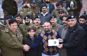 Regional Police Officer Sohail Sukhera and CPO Sahibzada Bilal Umar hand over vehicle keys to their original owners following the recovery in various cases at Police Lines