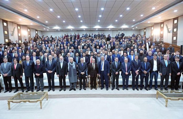 Prime Minister Muhammad Shehbaz Sharif in a group photo with the leading exporters of the country