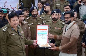 Regional Police Officer Sohail Sukhera and CPO Sahibzada Bilal Umar hand over vehicle keys to their original owners following the recovery in various cases at Police Lines