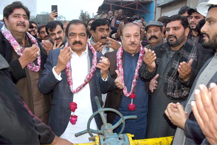 Prime Minister’s Political Adviser Senator Rana Sanaullah Khan offering Dua after inaugurating of Sui Gas connection in 30 Chak