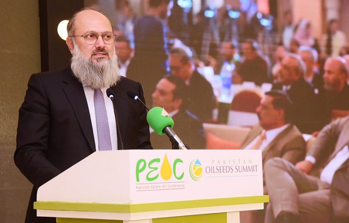 Federal Minister for Commerce Jam Kamal Khan addressing the 8th Pakistan Edible Oil Conference (PEOC-26) as the Chief Guest at a local hotel