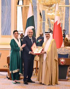 His Majesty King Hamad bin Isa Al Khalifa conferring the Order of Shaikh Isa Bin Salman Al Khalifa First Class on President Asif Ali Zardari at Al-Qudaibiya Palace