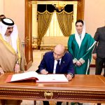 President Asif Ali Zardari writing his remarks in the visitors' book at Al-Qudaibiya Palace