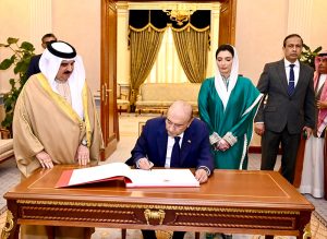 President Asif Ali Zardari writing his remarks in the visitors' book at Al-Qudaibiya Palace