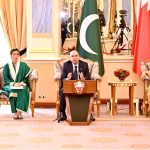 President Asif Ali Zardari addressing delegates at a banquet at Al-Qudaibiya Palace, with King Hamad bin Isa Al Khalifa and First Lady Bibi Aseefa Bhutto Zardari also present