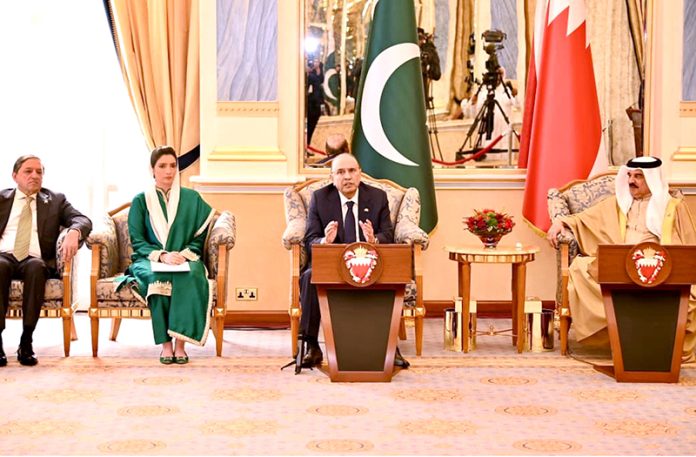 President Asif Ali Zardari addressing delegates at a banquet at Al-Qudaibiya Palace, with King Hamad bin Isa Al Khalifa and First Lady Bibi Aseefa Bhutto Zardari also present