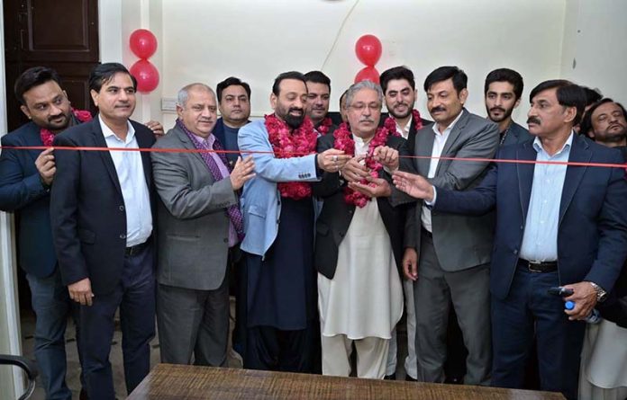 Ikhtiar Wali Khan, Coordinator to the Prime Minister on Information for Khyber Pakhtunkhwa (KP) Affairs cutting ribbon to inaugurate Bureau office of Metro One News Channel