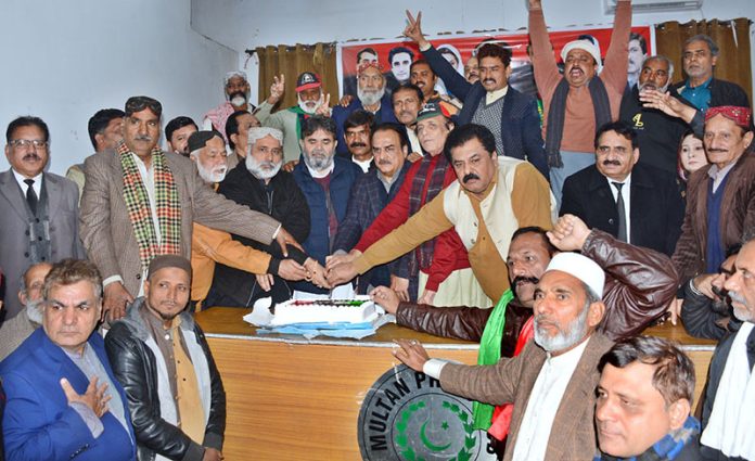 Local leadership of the Pakistan People’s Party (PPP) cuts a cake to mark the 98th birth anniversary of the party’s founder and former Prime Minister, Shaheed Zulfikar Ali Bhutto, during a ceremony