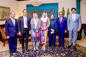 First Lady Bibi Aseefa Bhutto Zardari in a group photo after meeting with Vice Minister of Trade of Indonesia, Dyah Roro Esti Widya. Chief Minister Sindh, Syed Murad Ali Shah is also present on the occasion
