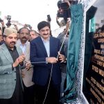 Sindh Chief Minister Syed Murad Ali Shah, along with Local Government Minister Syed Nasir Shah, Labour Minister Saeed Ghani and Karachi Mayor Murtaza Wahab, unveils the plaque to inaugurate the Korangi Causeway Bridge.