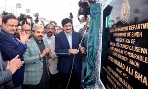 Sindh Chief Minister Syed Murad Ali Shah, along with Local Government Minister Syed Nasir Shah, Labour Minister Saeed Ghani and Karachi Mayor Murtaza Wahab, unveils the plaque to inaugurate the Korangi Causeway Bridge.