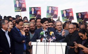 Sindh Chief Minister Syed Murad Ali Shah, along with Local Government Minister Syed Nasir Shah, Labour Minister Saeed Ghani and Karachi Mayor Murtaza Wahab, unveils the plaque to inaugurate the Korangi Causeway Bridge.