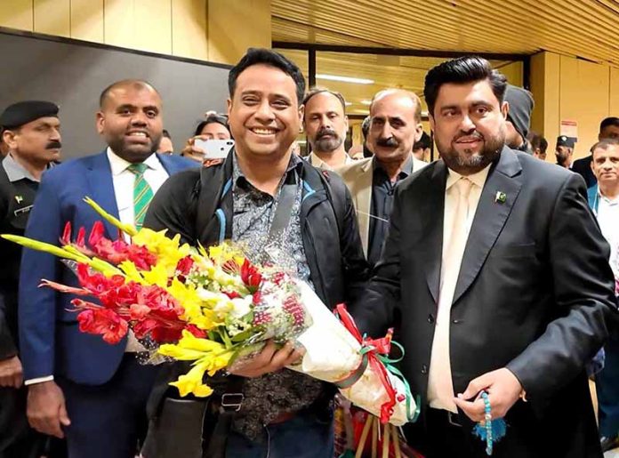 Governor Sindh Kamran Khan Tessori presents a bouquet to a passenger on the inaugural direct flight from Dhaka to Karachi