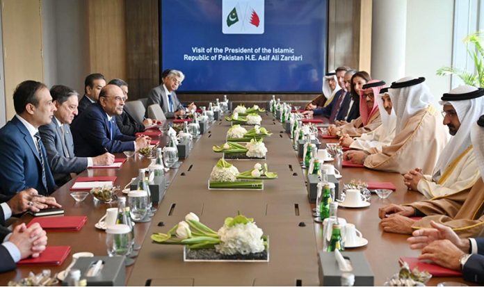 President Asif Ali Zardari being briefed by the Economic Development Board of Bahrain, in the presence of Deputy Prime Minister of Bahrain Shaikh Khalid bin Abdulla Al Khalifa