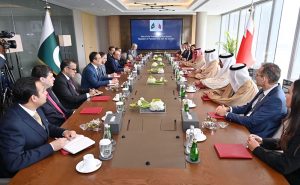 President Asif Ali Zardari being briefed by the Economic Development Board of Bahrain, in the presence of Deputy Prime Minister of Bahrain Shaikh Khalid bin Abdulla Al Khalifa