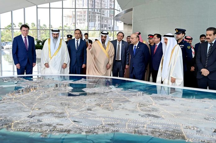 President Asif Ali Zardari being briefed by the Economic Development Board of Bahrain, in the presence of Deputy Prime Minister of Bahrain Shaikh Khalid bin Abdulla Al Khalifa