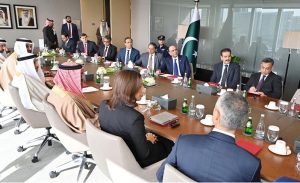 President Asif Ali Zardari being briefed by the Economic Development Board of Bahrain, in the presence of Deputy Prime Minister of Bahrain Shaikh Khalid bin Abdulla Al Khalifa