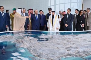 President Asif Ali Zardari being briefed by the Economic Development Board of Bahrain, in the presence of Deputy Prime Minister of Bahrain Shaikh Khalid bin Abdulla Al Khalifa