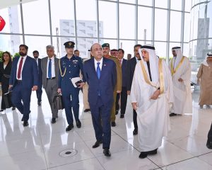 President Asif Ali Zardari being briefed by the Economic Development Board of Bahrain, in the presence of Deputy Prime Minister of Bahrain Shaikh Khalid bin Abdulla Al Khalifa