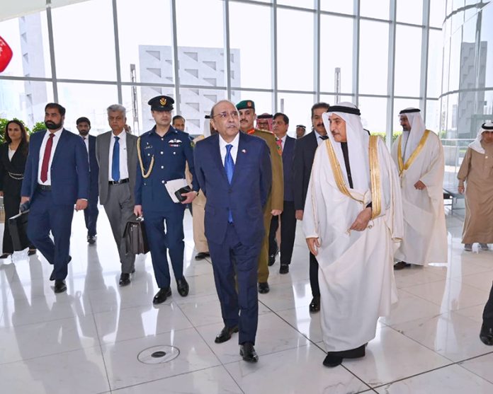 President Asif Ali Zardari being briefed by the Economic Development Board of Bahrain, in the presence of Deputy Prime Minister of Bahrain Shaikh Khalid bin Abdulla Al Khalifa