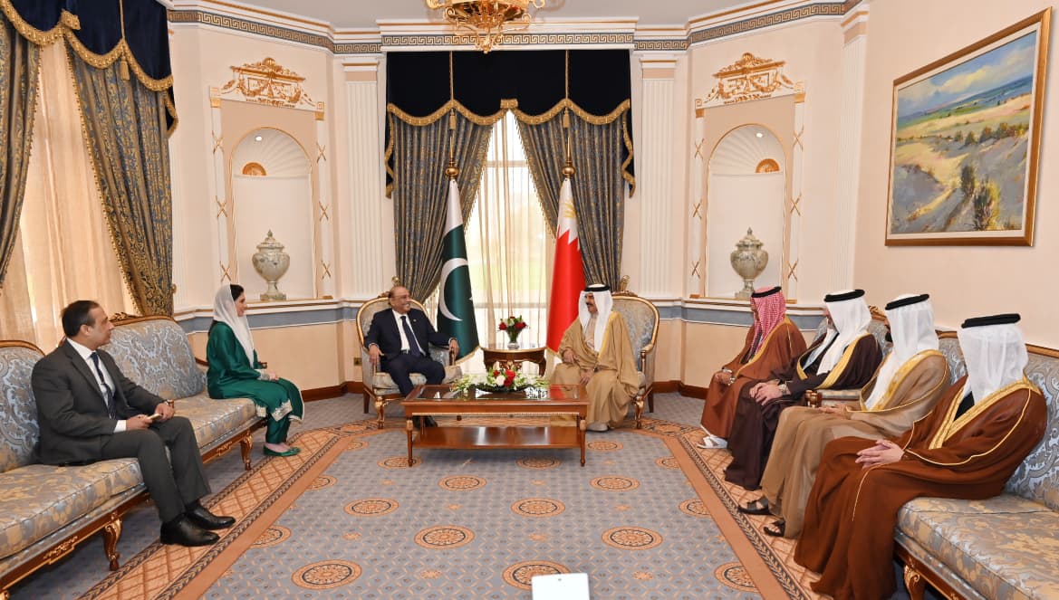 President Zardari receives Sheikh Isa Award, discusses expanding economic cooperation with King Hamad
