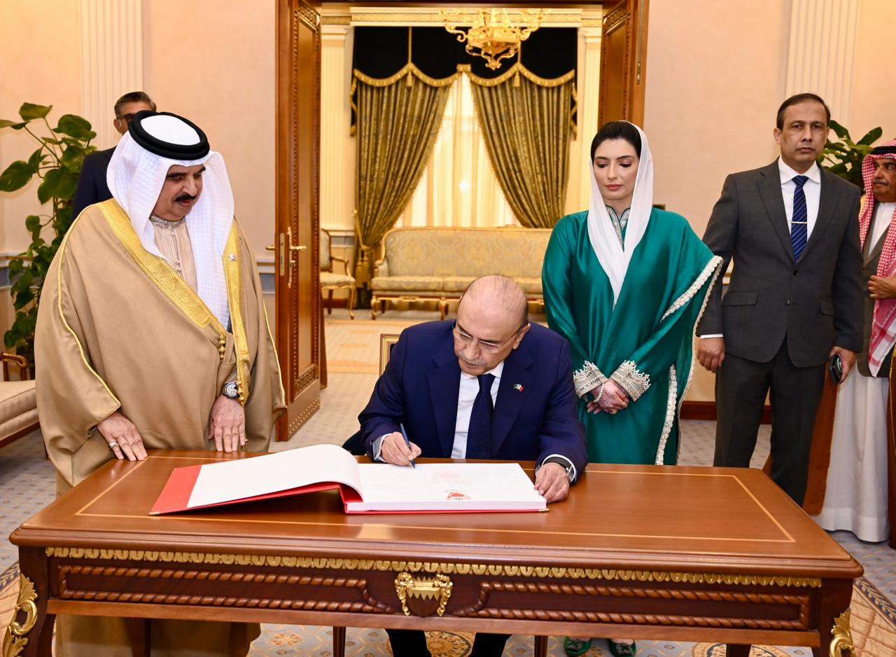 President Zardari receives Sheikh Isa Award, discusses expanding economic cooperation with King Hamad